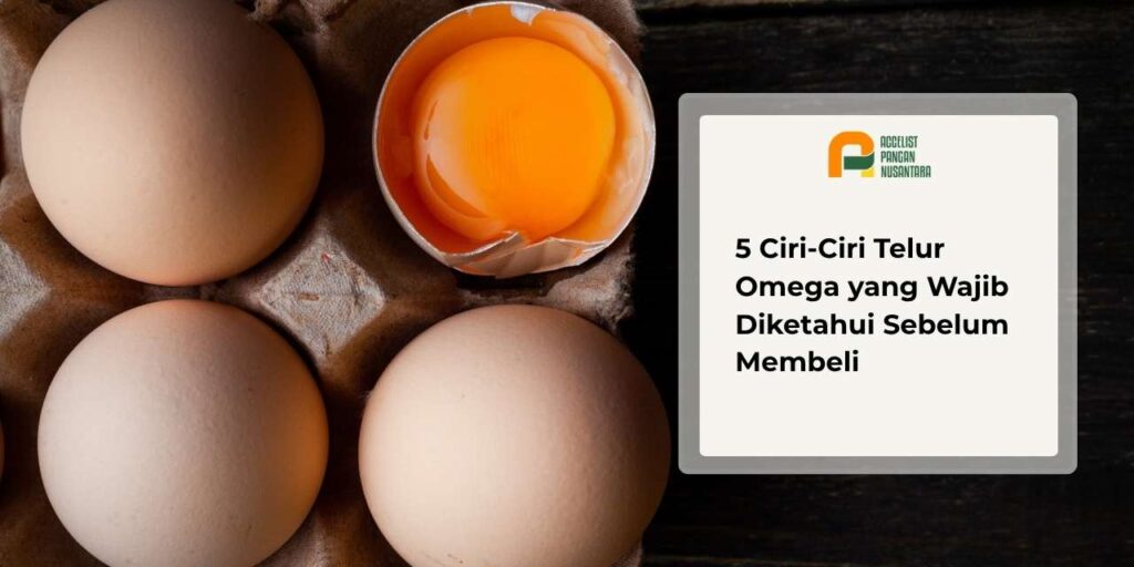 Beberapa telur omega di atas rak telur dengan satu butir telur yang dibuka setengah memperlihatkan kuning telur berwarna oranye pekat, ciri khas telur kaya asam lemak omega-3