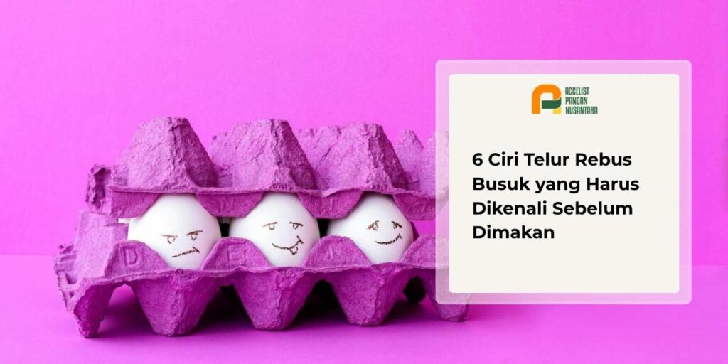 Telur yang retak dan membusuk di dalam karton telur, menunjukkan tanda-tanda kerusakan pada cangkang