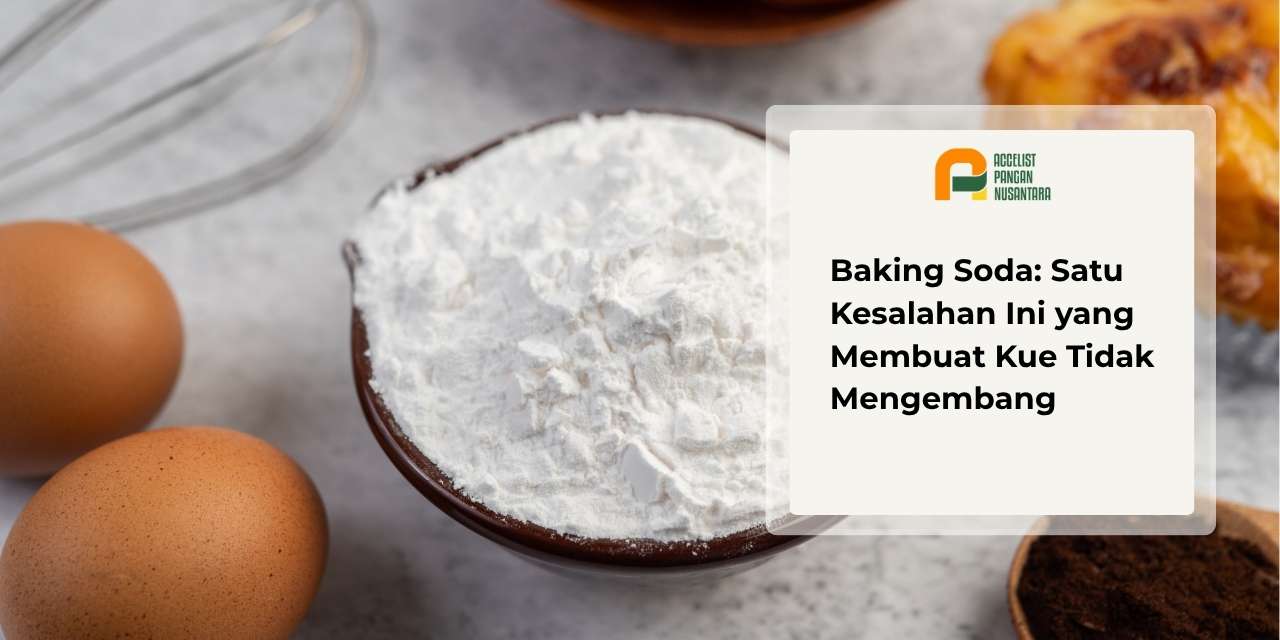 Segumpalan baking soda berwarna putih di dalam wadah kaca transparan, memperlihatkan tekstur serbuk halus yang siap digunakan sebagai bahan pengembang kue.