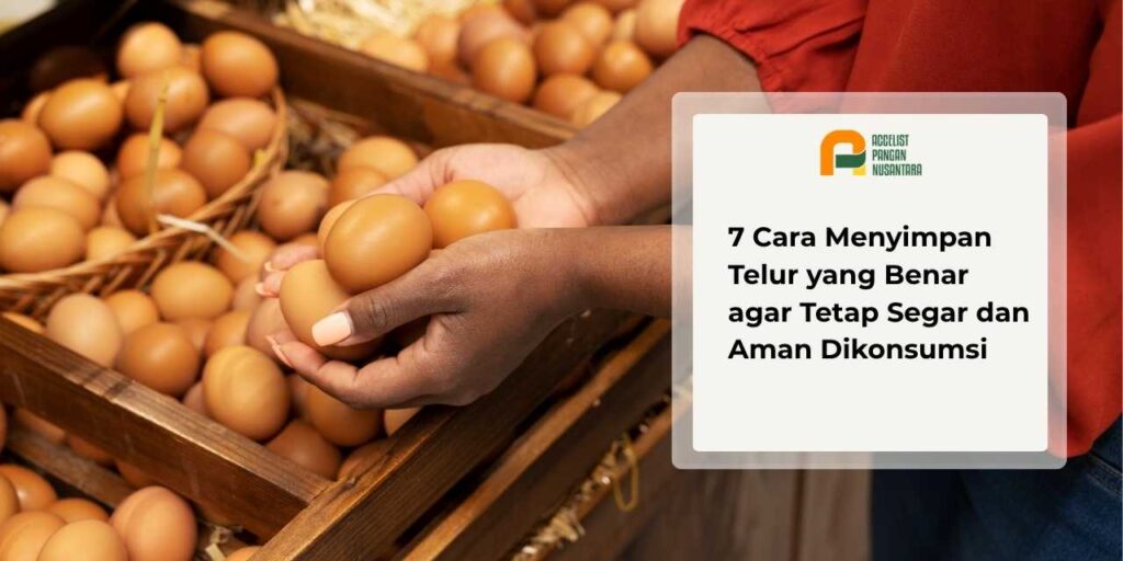 Seseorang memegang beberapa telur dengan kedua tangan saat mengambilnya dari tempat penyimpanan, memperlihatkan cara mengambil dan memegang telur yang tepat agar tidak jatuh atau pecah.