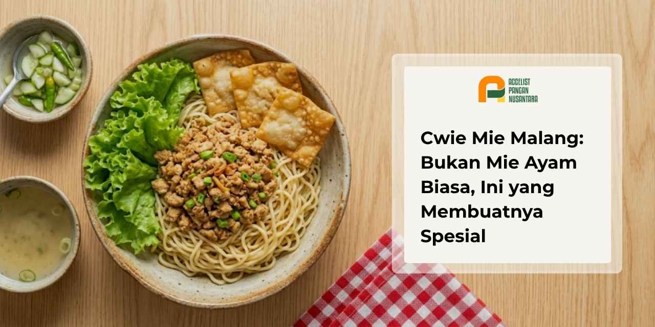 Semangkuk cwie mie Malang dengan topping ayam cincang putih, pangsit goreng, dan daun bawang segar