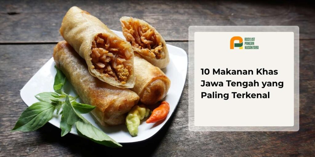 Sajian makanan khas Jawa Tengah Lumpia Semarang goreng renyah dengan isian rebung ayam udang serta saus cocolan.