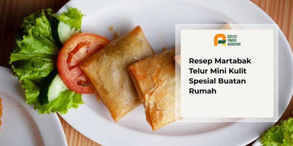 Tumpukan martabak telur daun bawang renyah berbentuk segi empat yang disajikan hangat bersama saus cuka cabai rawit