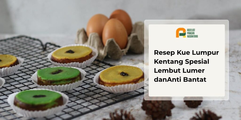 Sajian jajanan tradisional kue lumpur kentang berwarna kuning keemasan dengan taburan kismis manis di atas piring saji kayu.
