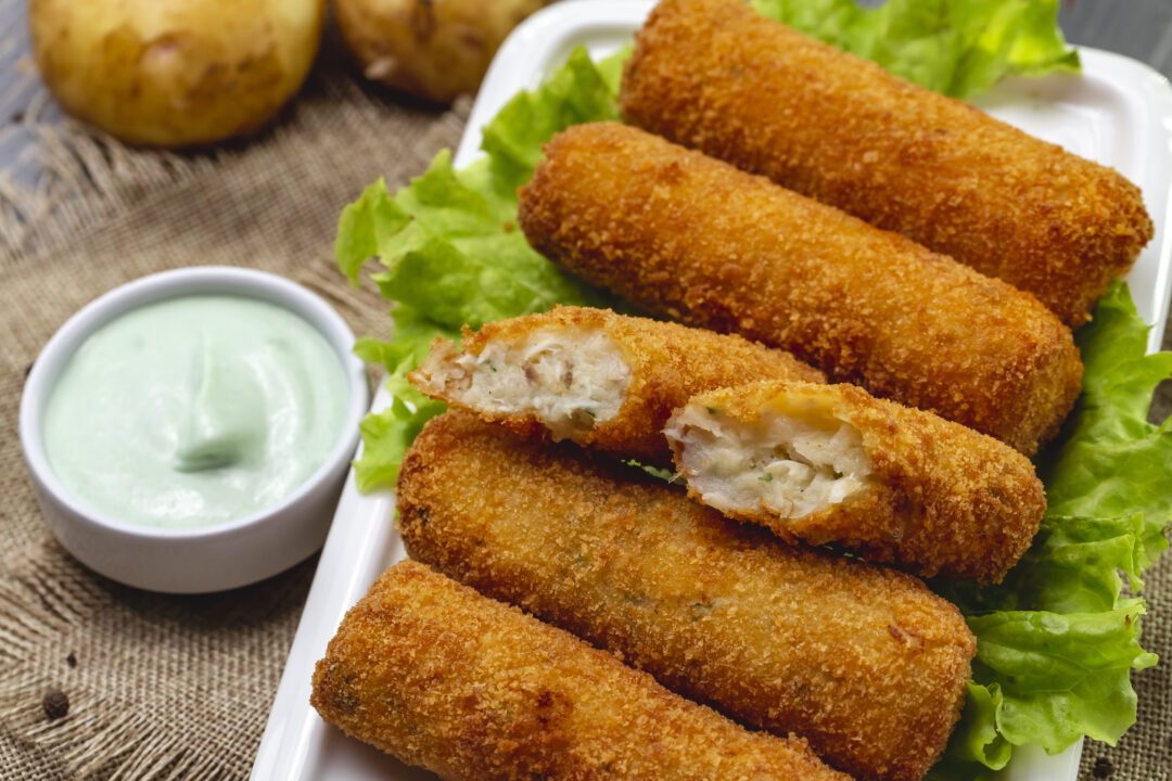 Risol mayo di atas nampan menjadi sajian cemilan utama