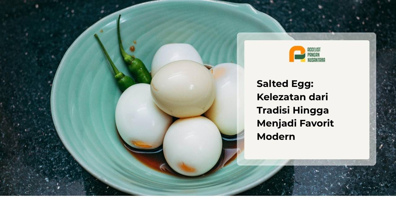 Potongan telur asin rebus dengan bagian kuning telur masir berminyak dan bertekstur berpasir