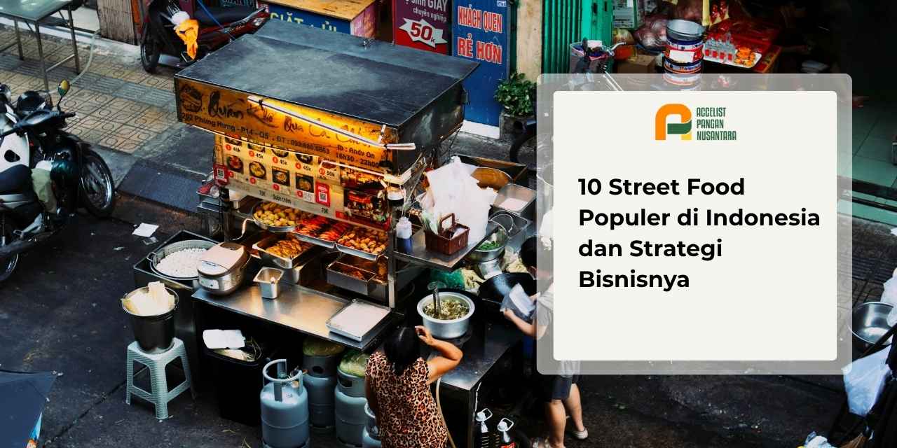 Suasana aktivitas bisnis pedagang street food Asia yang menjajakan berbagai pilihan makanan cepat saji dan jajanan di gerobak kaki lima.