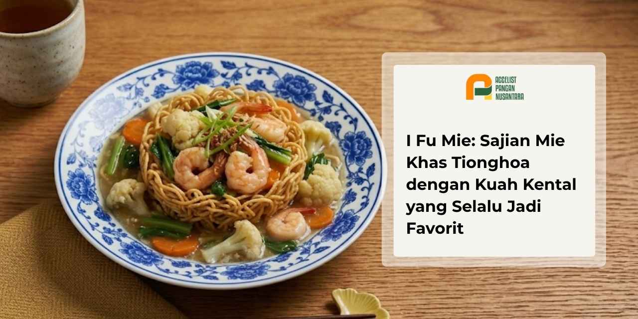 Sajian i fu mie kuah kental dengan mie telur goreng dan sayuran segar khas masakan Tionghoa