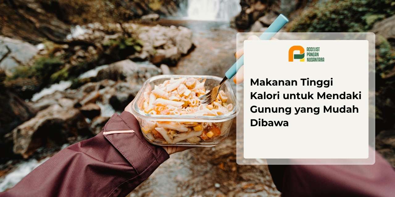 Pendaki gunung beristirahat sambil menikmati bekal makanan tinggi kalori di jalur pendakian yang menanjak.