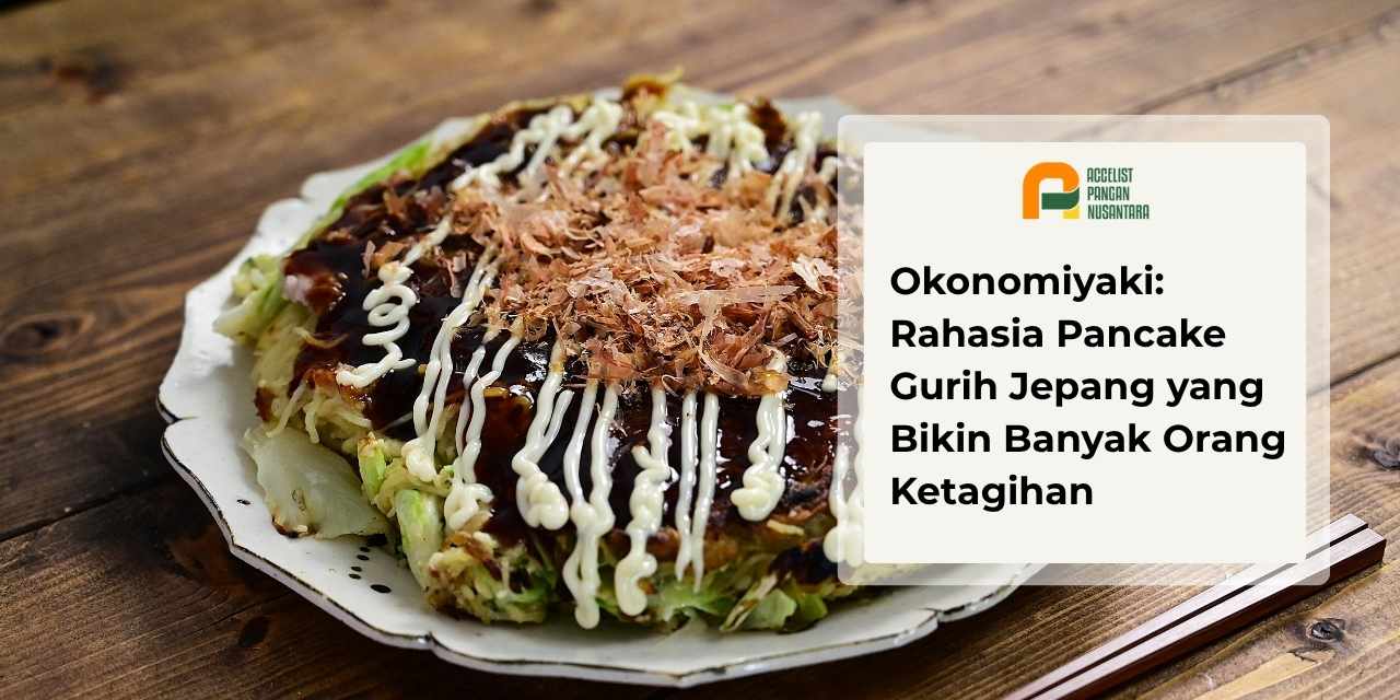 Sajian okonomiyaki tebal dan hangat di atas piring dengan siraman saus pekat, mayones Jepang, serta taburan katsuobushi.