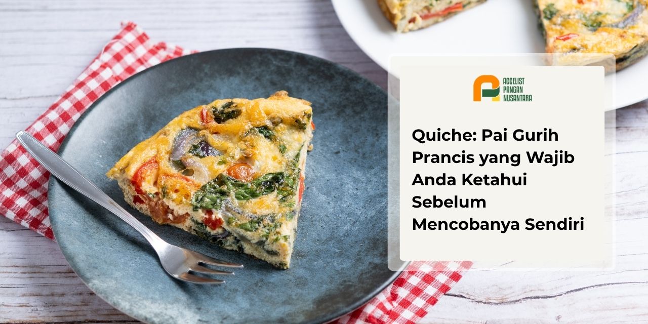 Sepotong quiche dengan tekstur lembut di atas piring saji