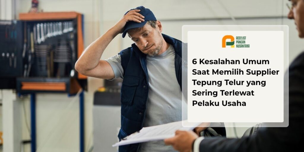 Pekerja pabrik terlihat bingung memeriksa dokumen kontrak supplier tepung telur