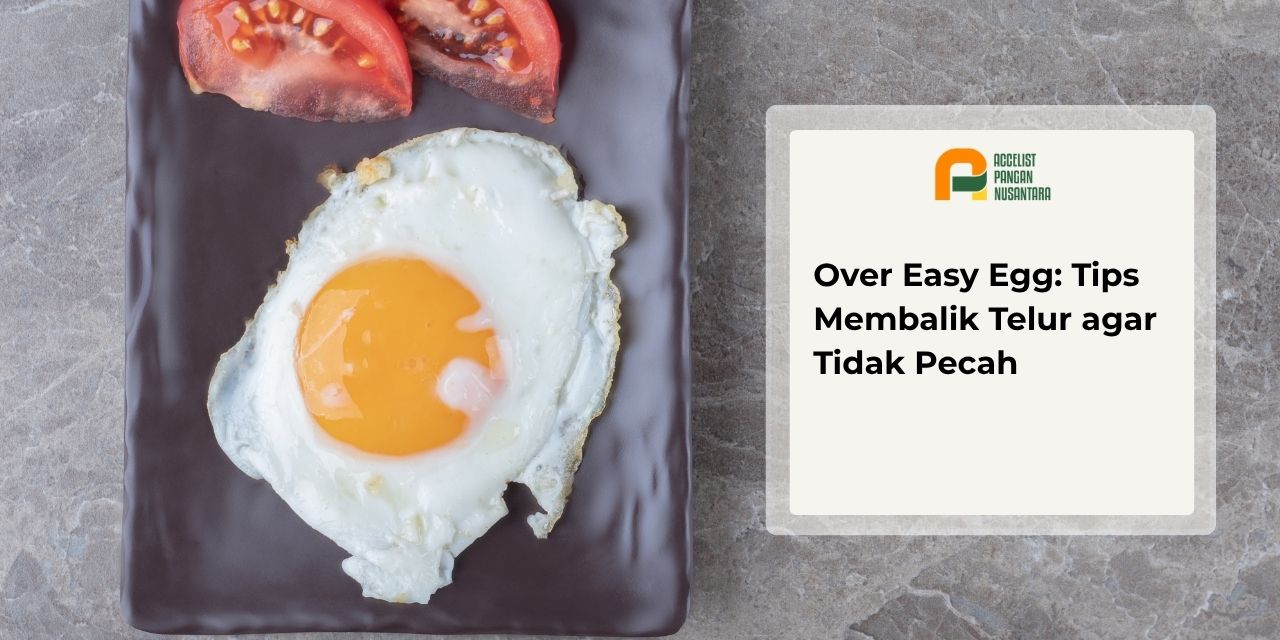 Over easy egg dengan kuning telur setengah matang di atas piring