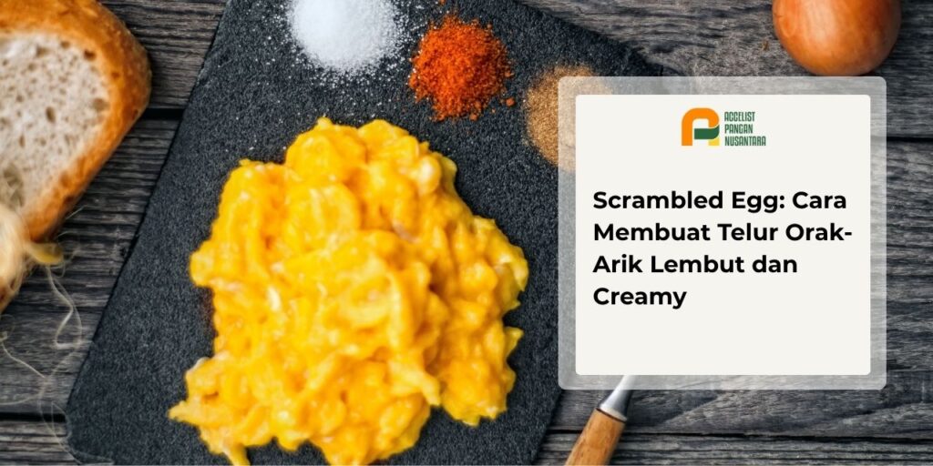 Scrambled egg lembut dan creamy di samping roti
