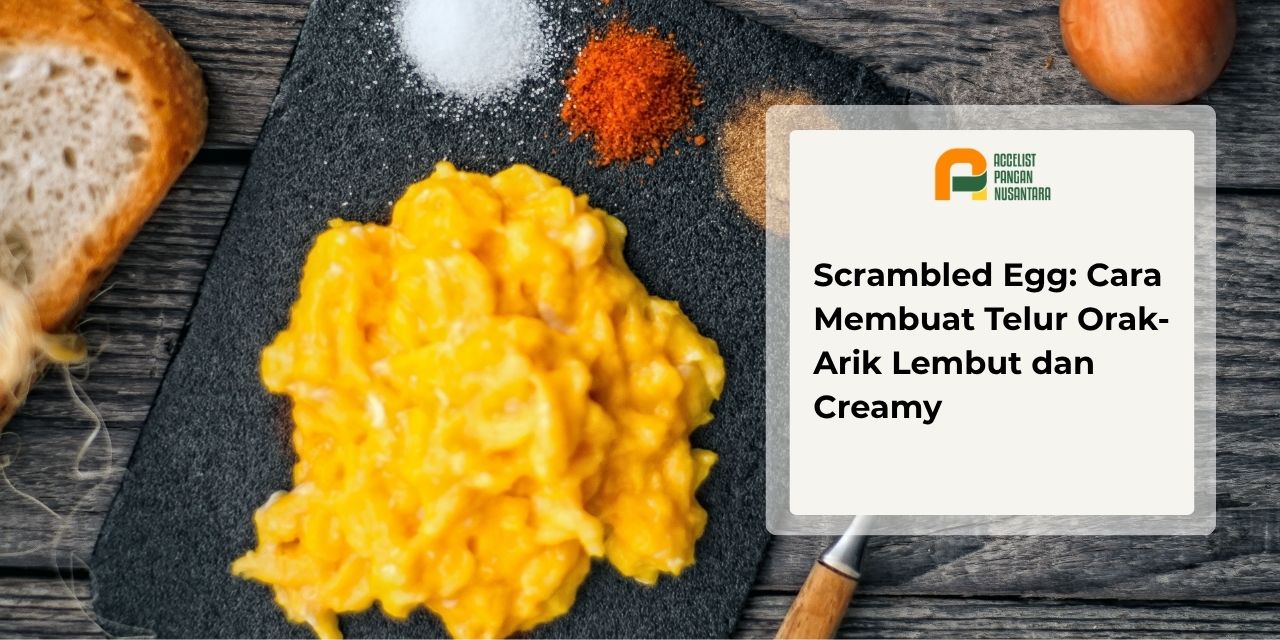 Scrambled egg lembut dan creamy di samping roti