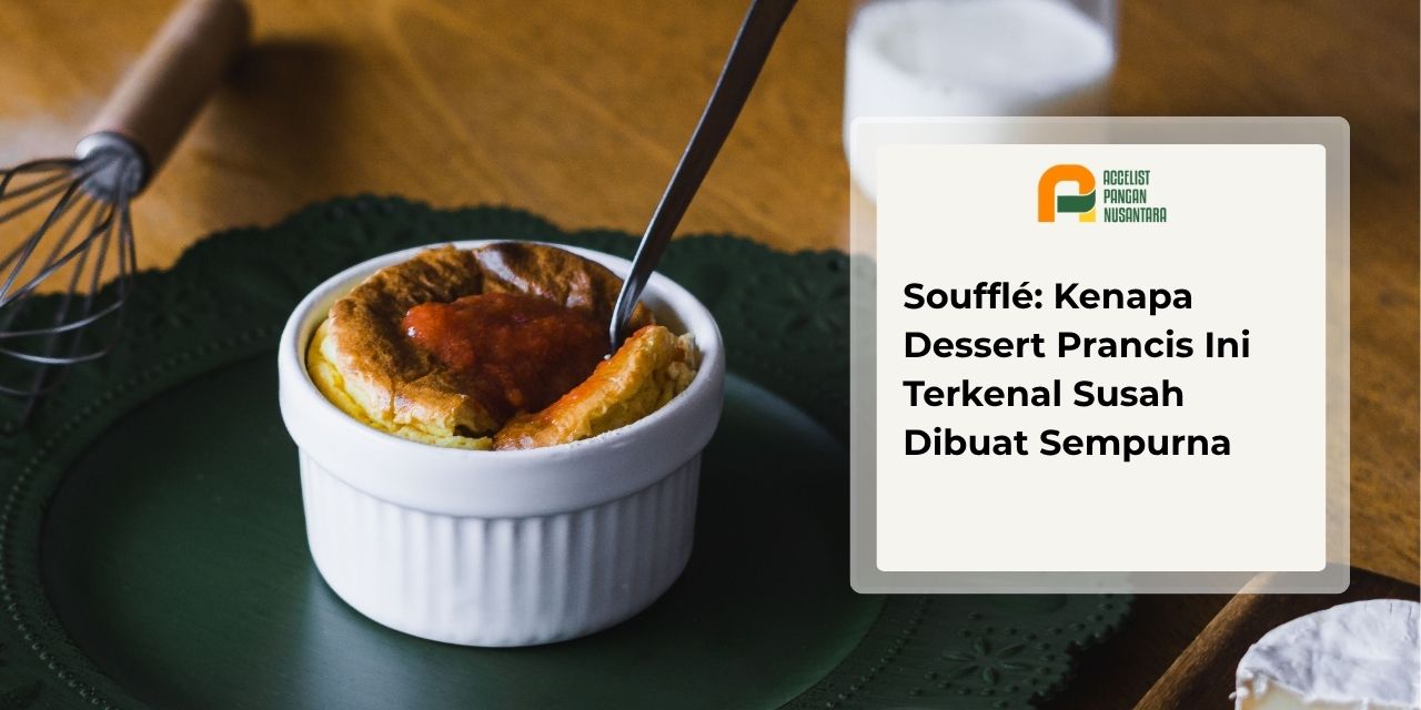 Soufflé cokelat Prancis yang mengembang sempurna di dalam ramekin, disajikan hangat dengan tekstur lembut.